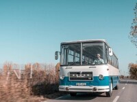 Un artist din București a salvat de la fier vechi ultimul autobuz Roman Diesel care a mai rămas în România