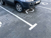 Amendă pentru parcarea pe un loc pentru persoane cu handicap, anulată de instanță. Ce le-a spus șoferița judecătorilor