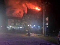 Incendiu puternic la acoperişul unui hotel din Rupea. Mai multe autospeciale de pompieri au intervenit