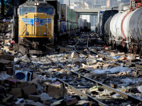 Hoții din Los Angeles jefuiesc din mers trenurile de marfă pline cu colete. Șinele, îngropate de mii de pachete