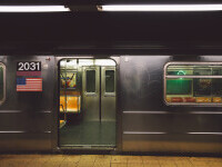 O femeie a murit după ce a fost împinsă în fața metroului, în New York. Suspectul s-a predat poliției