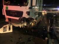 FOTO Accident între o mașină și un autocamion, în Ciorogârla. Un tânăr de 26 de ani a murit