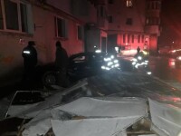 Mai multe mașini au fost avariate, în Focșani, după ce au zburat bucăți din acoperișul unui bloc