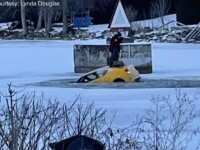 Selfie pe capota mașinii care se scufunda într-un râu înghețat, în Canada. Șoferița: 