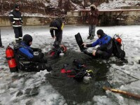 Un adolescent din Brașov a căzut într-un lac după ce gheața de la suprafață a cedat. Este căutat de pompieri și scafandri