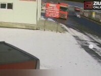 VIDEO Momentul în care o mașină și un TIR se ciocnesc pe DN7, înregistrat de camerele de supraveghere de la o benzinărie