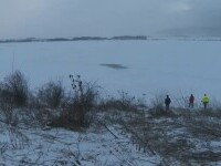Copilul găsit de scafandri după ce a căzut într-un lac înghețat a fost declarat decedat