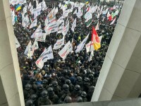 Amenințată de spectrul războiului cu Rusia, Ucraina se confruntă și cu violențe interne. Motivul incredibil al protestelor