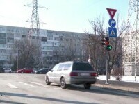 Video. O intersecție din Iași a devenit vedetă pe internet. Mai multe semafoare au fost montate fără rost