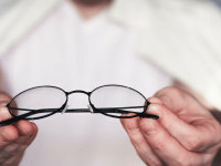 Cum se tratează miopia și ce putem face ca să nu purtăm ochelari