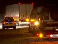 Zeci de camioane au rămas blocate ore în șir în Pasul Tihuța. Carosabilul, acoperit de un strat gros de zăpadă