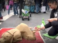 Românca din Italia care face statui din nisip. Angela strânge trecătorii în jurul ei | VIDEO