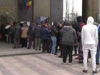 Din nou aglomerație la taxe și impozite, la primăriile care au deschis încasările de luni. Cozi la Timișoara și Craiova