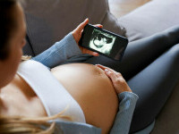 Femeile gravide ar putea să-și vadă fătul din uter cu telefonul, printr-o nouă tehnologie accesibilă. Descoperirea secolului