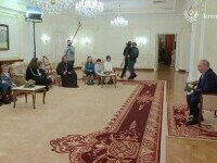 La Crăciunul rusesc, Putin a invitat câteva familii ale unor soldați ruși morți, dar a stat la o distanță nefirească de ei