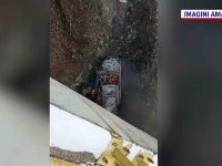 Șoferul supernorocos care a căzut cu mașina de pe pod, a scăpat nevătămat și a ieșit din mașină înainte să ia foc