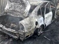 Individul care lovit și incendiat mașinile familiei a fost arestat. Era supărat că soția voia să divorțeze