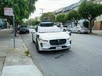 VIDEO. Un bărbat a fost „sechestrat” de o mașină autonomă care mergea haotic. „Nu pot să ies”