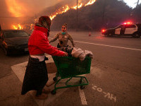 Incendiile din jurul Los Angeles, în imagini. Rafalele de până la 160 km/h au transportat jarul la kilometri depărtare. FOTO