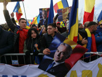 FOTO și VIDEO. Mii de oameni protestează în fața sediului Curții Constituționale față de anularea alegerilor prezidențiale