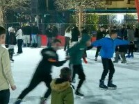 Distracție pe gheață în Iași. Copiii și adulții s-au aventurat pe patinoarul din oraș: „Mă simt de parcă aș zbura”
