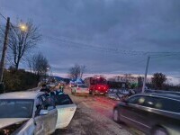 O mașină s-a răsturnat în Suceava, după un impact violent. Trei oameni au ajuns la spital