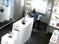 Polițiștii caută un hoț care a furat o sculptură, îndesând-o în pantaloni. A fost filmat în acțiune