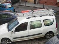 Accident în centrul istoric al Brașovului. Un tânăr de 20 de ani a lovit o mașină și a pus la pământ doi stâlpi de protecție