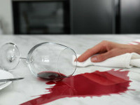 Tradiții și superstiții în prima zi a noului an. Ce se întâmplă dacă verși vin pe masă de Sfântul Vasile