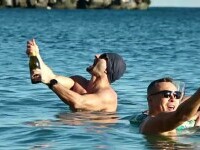 Trei bărbați din Constanța au deschis șampania în valurile mării, la 0 grade Celsius, de Anul Nou