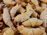 Cornulețe cu untură fragede și delicioase - rețeta tradițională. Ingredientul secret folosit de gospodine pentru aluat