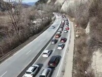 DN1, blocat pe ambele sensuri. La munte se face „schimbul” de turiști