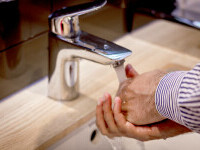 Un tânăr a constatat îngrozit că îi creșteau ”solzi” pe mâini de fiecare dată când le spăla și îi dispăreau după ce se uscau