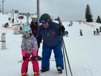 Turiștii se bucură de zăpadă la Păltiniș. Cât costă o oră de pregătire cu un instructor de schi