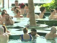 Românii și turiștii s-au relaxat la maximum în centrele spa din apropierea Bucureștiului: „Este ok un înot”