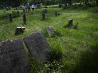 O mamă a trebuit elibereze locul de veci al fiului ei care a murit în accident pentru că fusese vândut altei familii