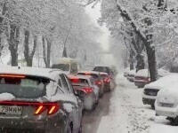Jumătate de țară, acoperită de zăpadă. Șoferii au rămas blocați ore în șir pe drumuri și mii de oameni au rămas fără curent