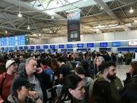 Haos în traficul aerian din Europa: defecțiune „fără precedent” în Grecia, mii de pasageri blocați în Italia, curse anulate