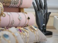 Aurul şi argintul s-au scumpit din cauza tensiunilor din Venezuela. Cotațiile metalelor prețioase ating niveluri record