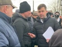 Protest într-un oraș din Suceava, după majorarea taxelor locale. Localnicii cer demisia primarului: „Gata cu șmecheria”