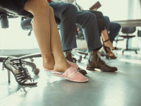 Mai multe companii adoptă politica „fără pantofi la locul de muncă”. Motivele pentru care angajații muncesc desculți