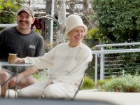 Pamela Anderson își redefinește frumusețea la 58 de ani. Cum a fost surprinsă în Malibu. „Creez un personaj”. FOTO