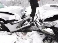Jumătate din România este sub zăpadă. Mai mulți șoferi au rămas blocați în nămeți ori au derapat și s-au accidentat
