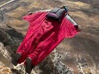Un pilot de wingsuit a murit după ce s-a prăbușit cu o viteză de 200 km/h de pe un munte din Africa de Sud