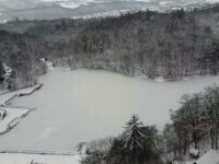 Fenomen rar în Sovata. „Oglinda de gheață” de pe Lacul Ursu i-a uimit pe turiști: „Este foarte interesant”