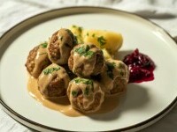 Chifteluțe suedeze cu sos pentru o experiență culinară la cină. Cum se prepară cea mai populară rețetă din Suedia
