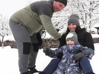 Copiii și părinții la joacă în zăpadă, în curtea Muzeului Satului din Baia Mare: „Am încercat să aducem atmosfera de demult”