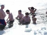 Ninsorile au scos oamenii din casă, la diferite activități. O femeie a făcut baie la copcă 24 de minute, la -7 grade