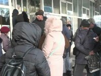 Cozi pentru plata impozitelor majorate, la -10 grade. Contribuabilii au ajuns cu trei ore înainte de deschiderea ghișeelor