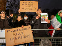 Cum a ajuns rialul să aprindă butoiul de pulbere iranian. Republica Islamică e mai slabă ca oricând și există doar 3 scenarii